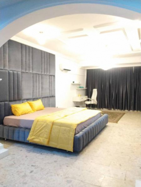 One Bed Cozy Down Town Vacay Home